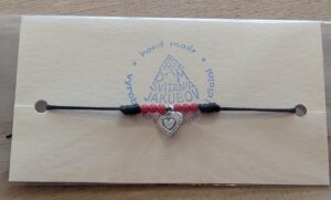 Náramok so srdcom – čierny